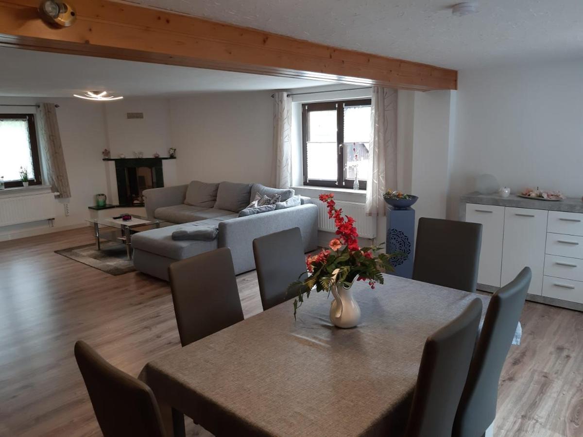 Familienfreundliche Ferienwohnung Zschorlau Bagian luar foto